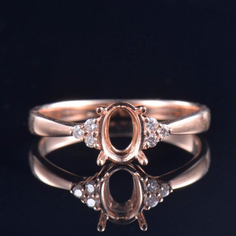 Fine 18K Gold Solitaire Ring Semi-Set